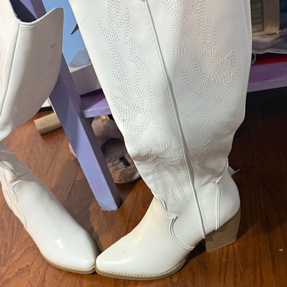 Amazon White Heeled Western Boots - Picture 3 of 4